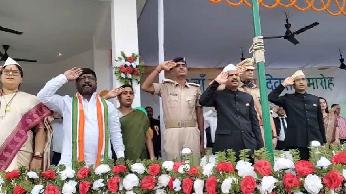 खगड़िया में धूमधाम से मना स्वतंत्रता दिवस, कमिश्नर प्रेम सिंह मीणा ने किया ध्वजारोहण